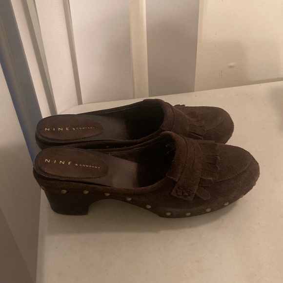 NINE & Company Y2K Brown Suede Clog Sandals W/Metal Rivets & Front Fringe Sz 9.5 - Picture 9 of 10